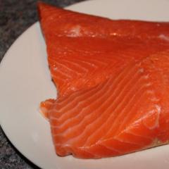 نحوه نمک زدن ماهی قزل آلا در خانه: دستور العمل ها و نکات