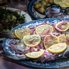 ماهی باس در فر: دستور العمل ها و ویژگی های آشپزی باس دریایی کبابی در فر
