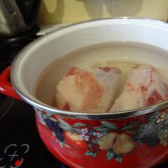 وصفة حساء راسولنيك مع لحم الخنزير راسولنيك في مرق لحم الخنزير مع الشعير